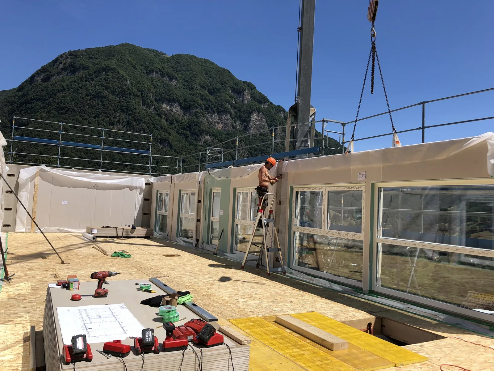 Montaggio pareti prefabbricate con vetrate