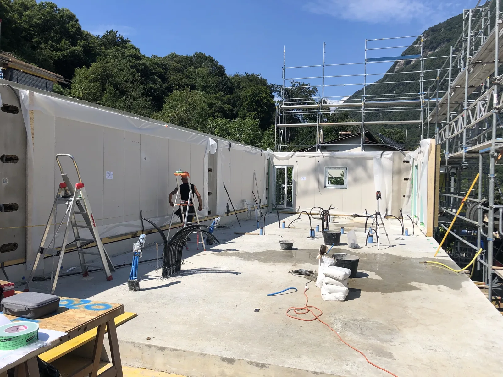 Cantiere con ponteggi e pareti posate
