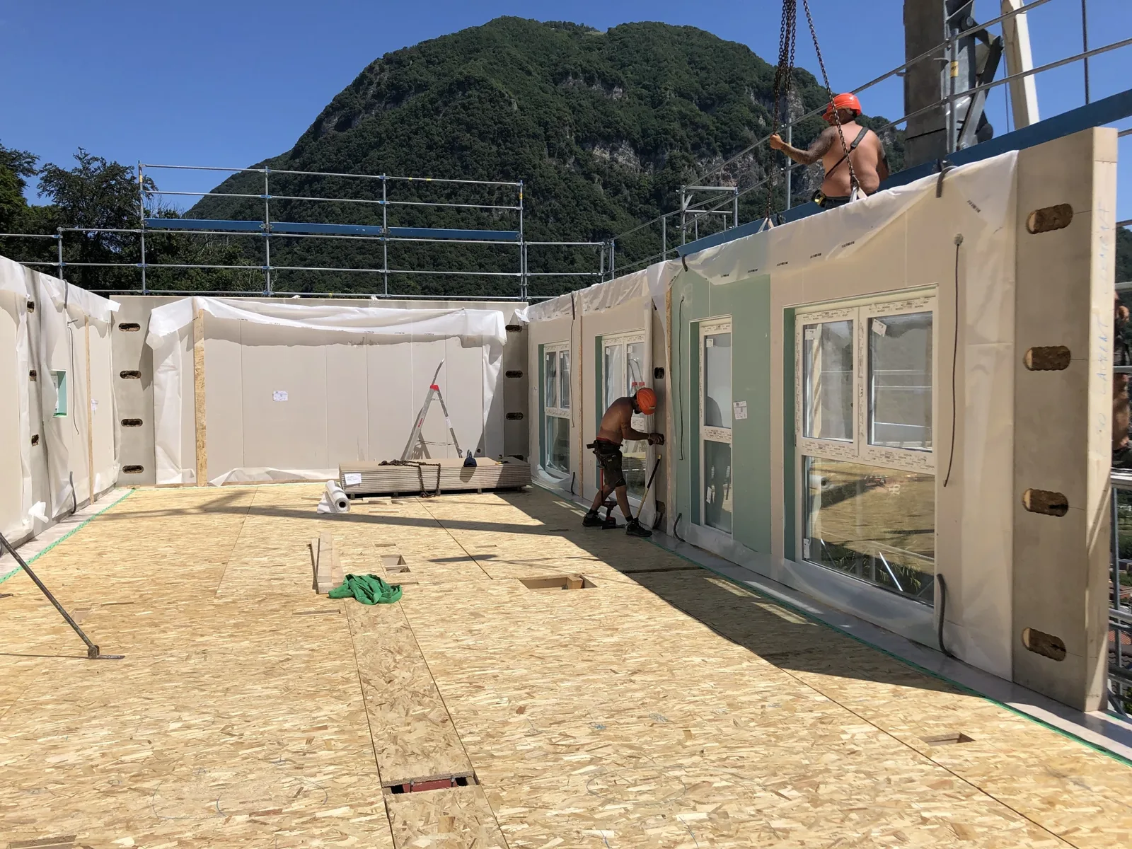 Posa pareti con attrezzi e gru