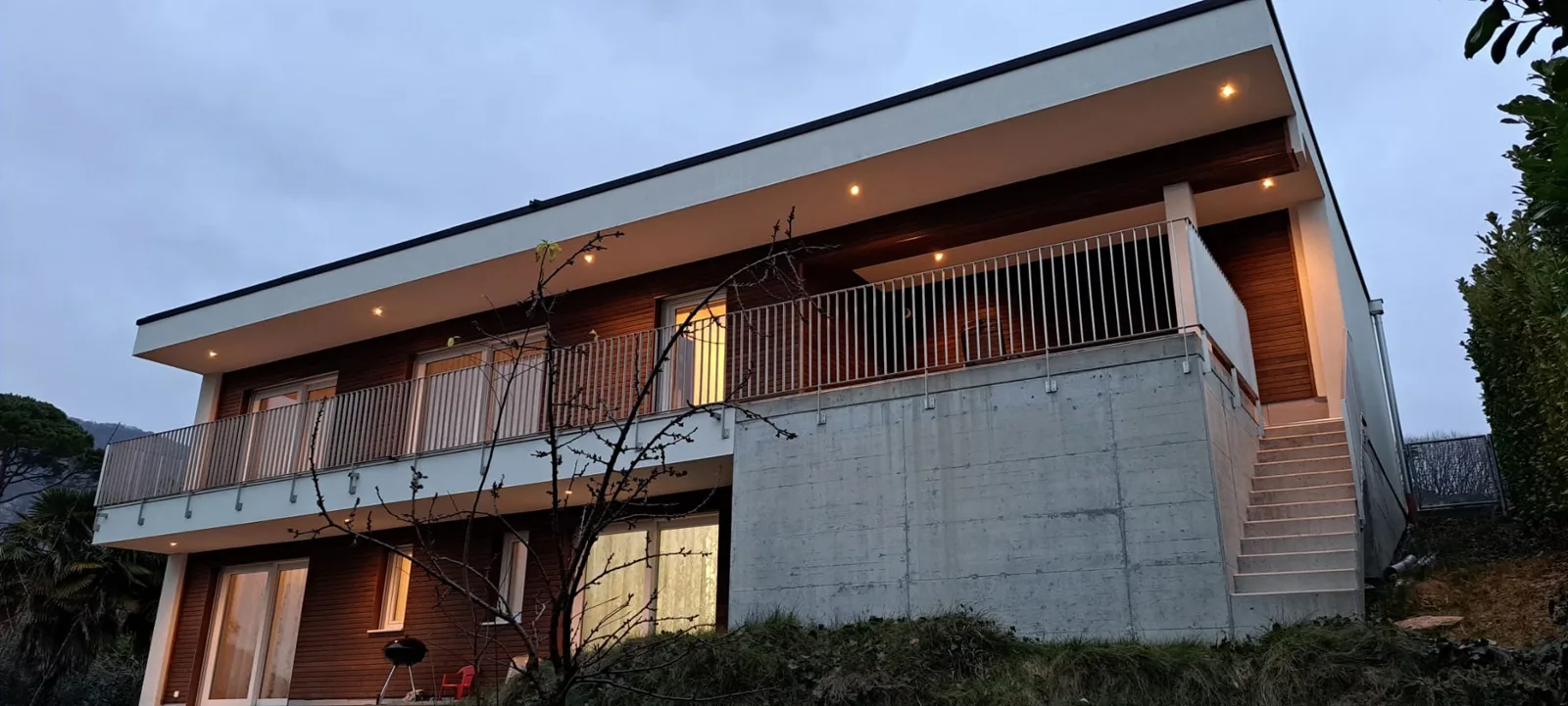 Casa con balcone illuminata alla sera