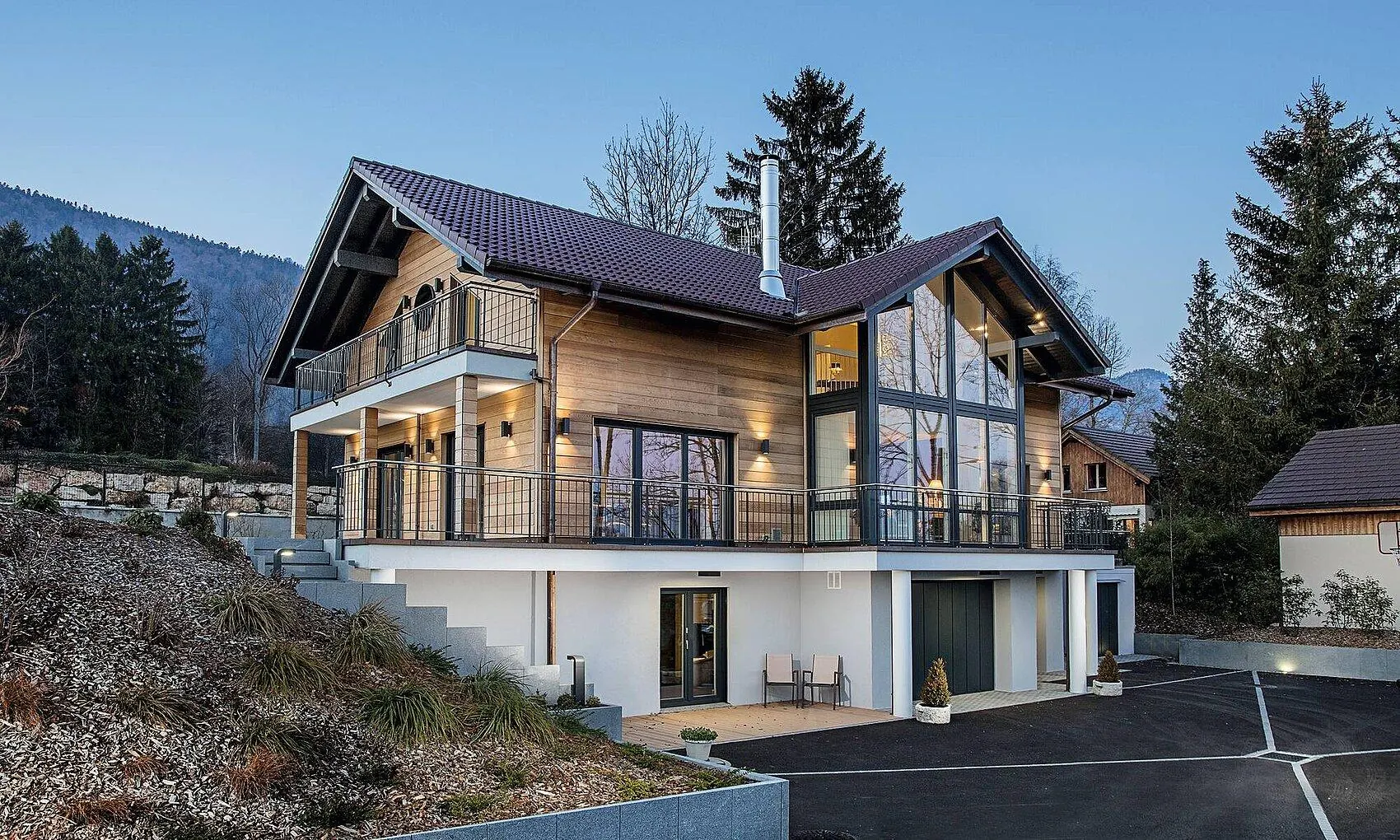 Villa in legno con vetrata