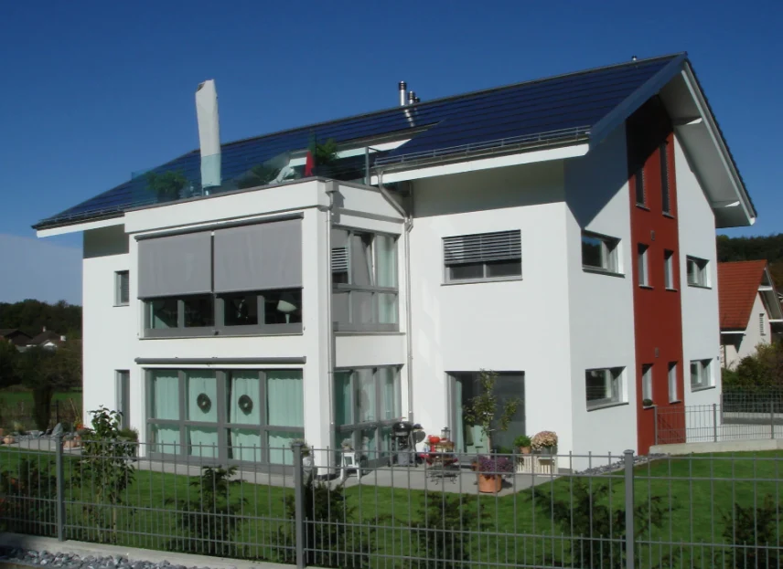 Casa con pannelli solari e dettaglio rosso