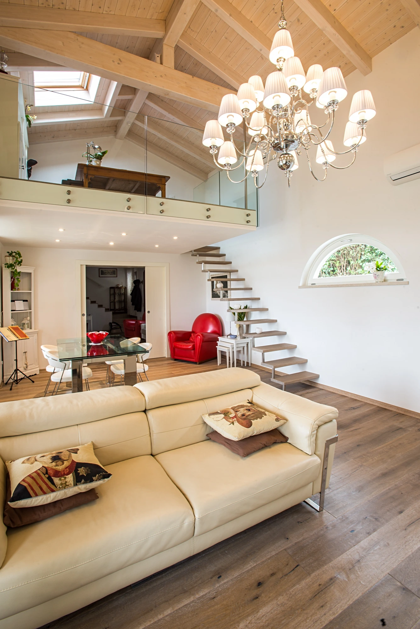 Zona living con scala e lampadario