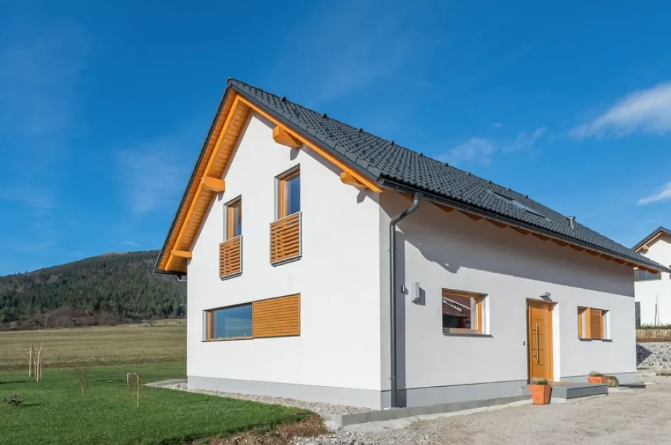 Casa moderna bianca e legno