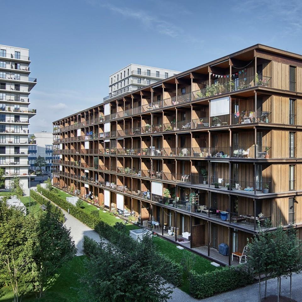Condominio in legno con balconi