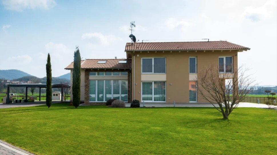 Villa con giardino e cipressi