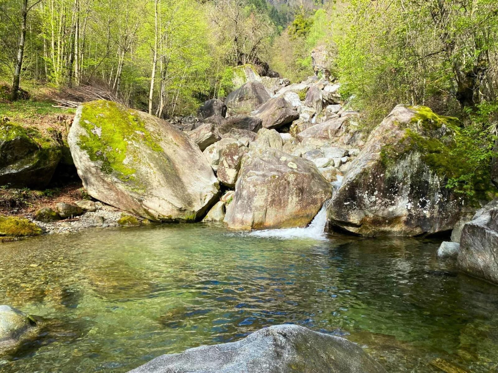 Il fiume e la cascata tra i massi, a pochi passi da casa
